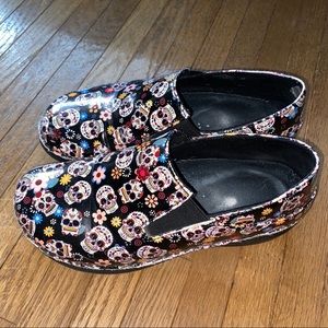 SPRING STEP 7.5 SKULL NURSING CLOGS